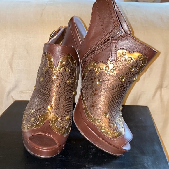 Reba booties - Picture 1 of 2